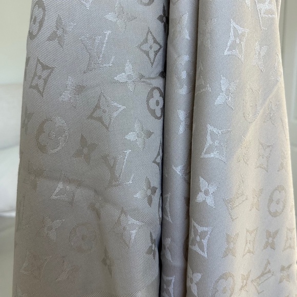 Louis Vuitton Monogram Classic Shawl Scarf Silk/Wool in Beige (Greige), with box - Picture 5 of 10